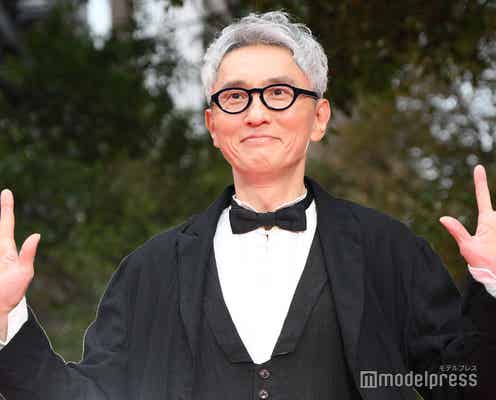 松重豊、個性派タキシード着こなす 満面の笑顔で手振りも【第37回東京国際映画祭】