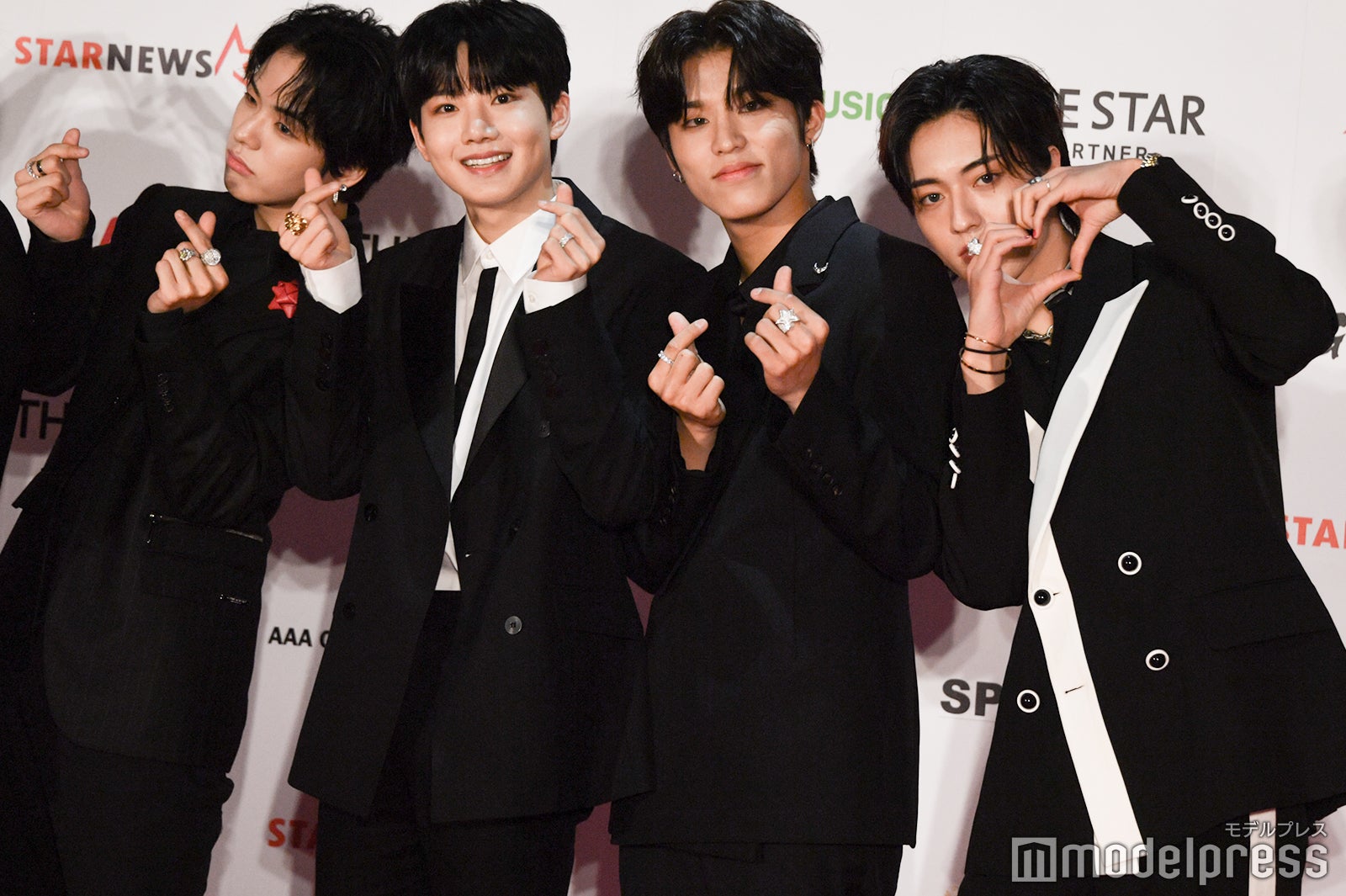 ハートを作ってカメラにポーズを決めるユン・ジェヒョク、ジュンギュ、パク・ジョンウ、ハルト （C）モデルプレス