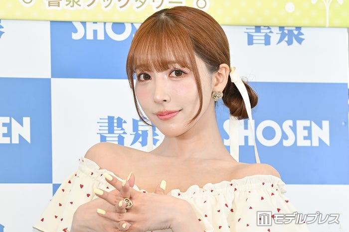 三上悠亜、胸元のぞくノースリーブワンピース姿「破壊力すごい」「清楚だけどセクシー」の声