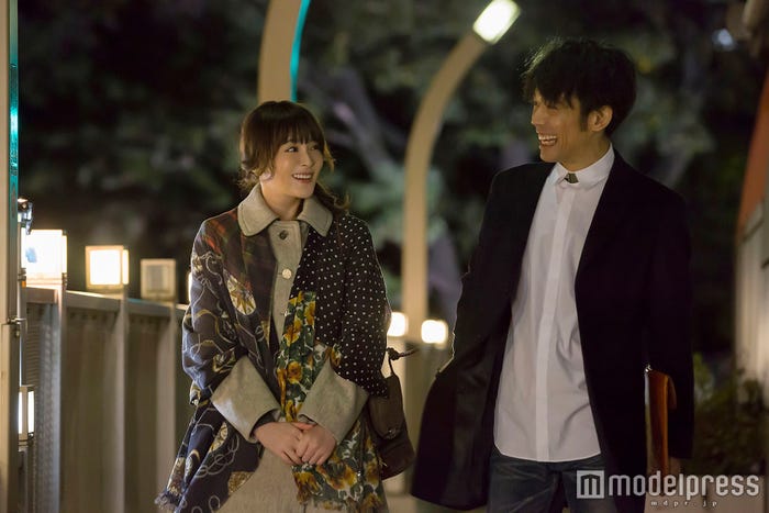 貫地谷しほり、岡田義徳/最終話「白馬の王子様系男子!?と、西麻布で創作和食フレンチ」(C)峰なゆか/ドラマ「女くどき飯 Season2」製作委員会・MBS