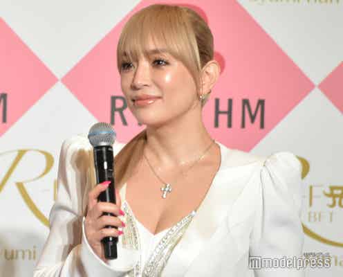 浜崎あゆみ、8年ぶり国内記者会見に登壇 美バスト際立つ純白スーツ姿