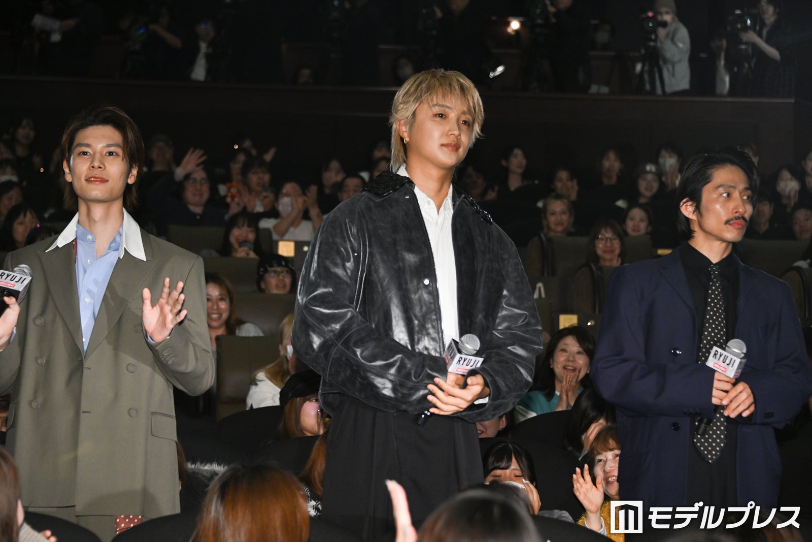柳楽優弥・川栄李奈・萩原利久ら豪華キャスト＆監督、客席からサプライズ登場 歓声鳴り止まず【RYUJI 竜二】