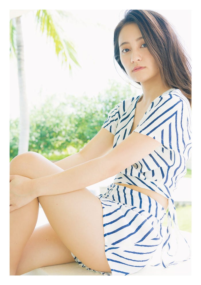 岡田結実1st写真集『きゅーじゅーはちぱーせんとのゆい』(東京ニュース通信社)より
