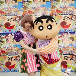 9枚目シングル「ファミリーパーティー」が映画「クレヨンしんちゃん」の主題歌となったきゃりーぱみゅぱみゅ（左）、しんちゃん（右）