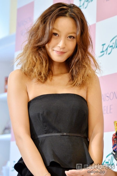 妊娠7ヶ月の西山茉希、ふっくらお腹で登場　新婚生活を語る