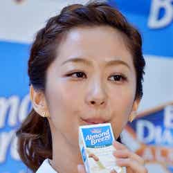 「アーモンドブリーズ発売記者発表会」にてアーモンドブリーズを試飲する優香