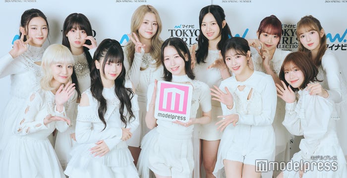 ME:I(後列左から)櫻井美羽、高見文寧、佐々木心菜、加藤心、清水恵子、山本すず(前列左から)飯田栞月、村上璃杏、笠原桃奈、石井蘭、海老原鼓(C)モデルプレス