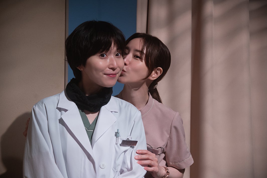 Netflix「ダウンタイム」松岡茉優＆仲里依紗が巨大撮影セット案内 話題の“研ナオコ特殊メイク”迫るメイキングも