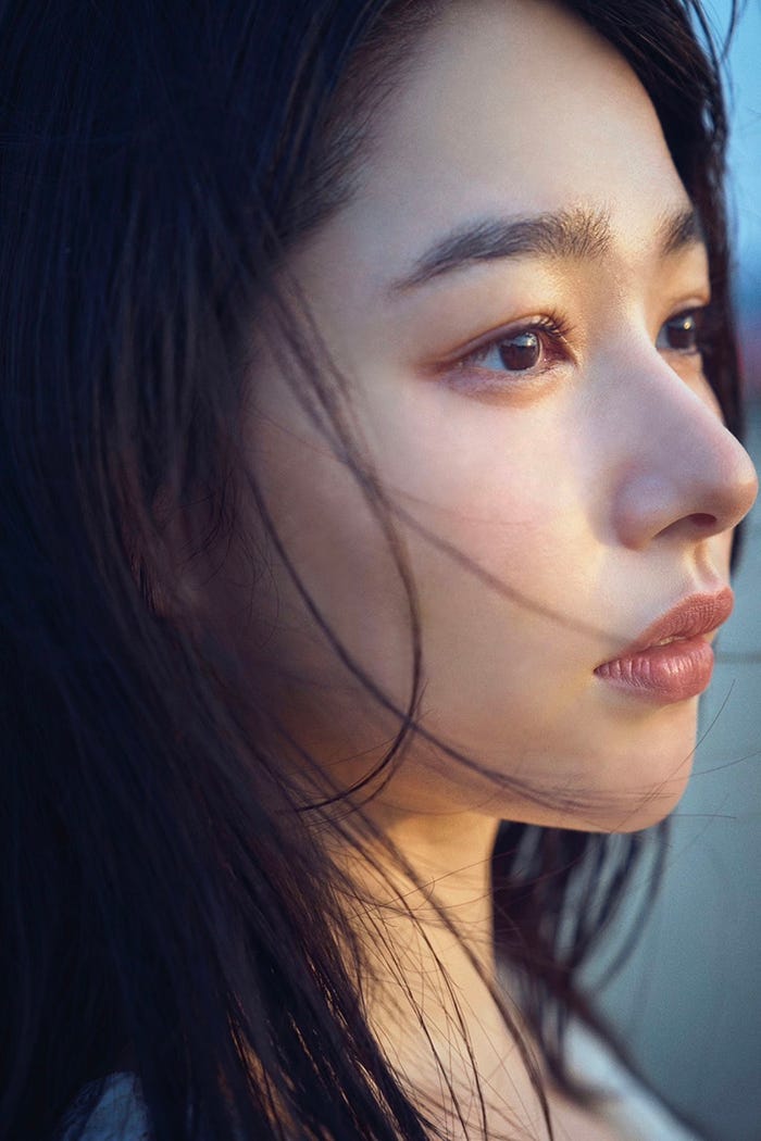 「桜井日奈子10周年記念写真集」(画像提供:東京ニュース通信社)
