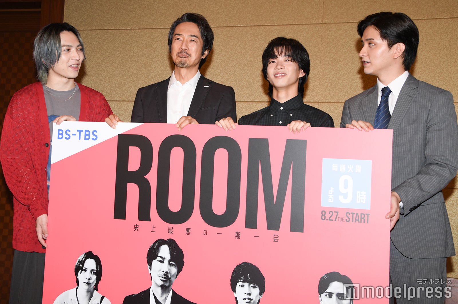 どれくらい歯を見せて笑うか相談していた吉田仁人、眞島秀和、森愁斗、瀬戸利樹（C）モデルプレス