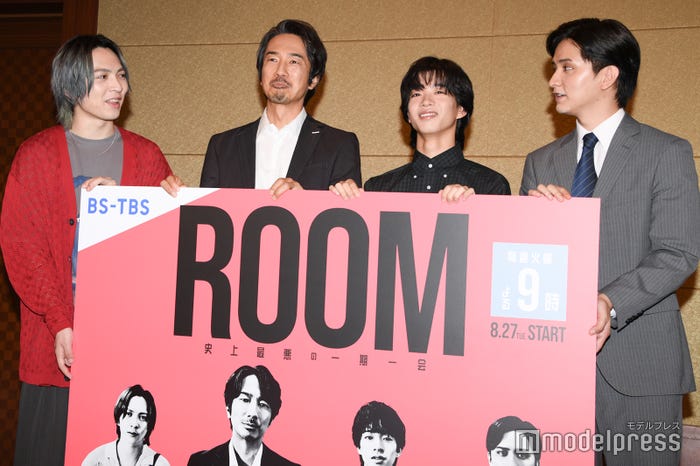 どれくらい歯を見せて笑うか相談していた吉田仁人、眞島秀和、森愁斗、瀬戸利樹(C)モデルプレス