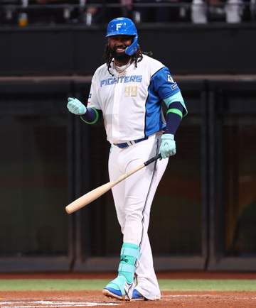 日本ハム・レイエス またも走者なしで申告敬遠 ソフトバンク・小久保監督ニヤリ 新庄監督も反応