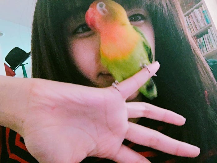 池田エライザと愛鳥“ぴじょん”(画像提供:所属事務所)