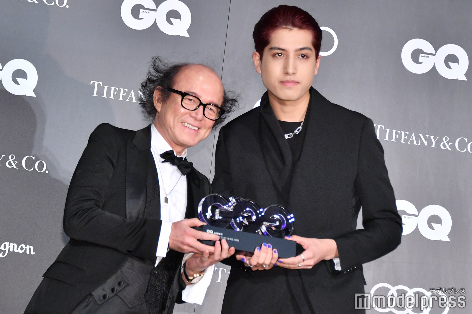 鈴木正文編集長からトロフィーを受け取ったkemio （C）モデルプレス