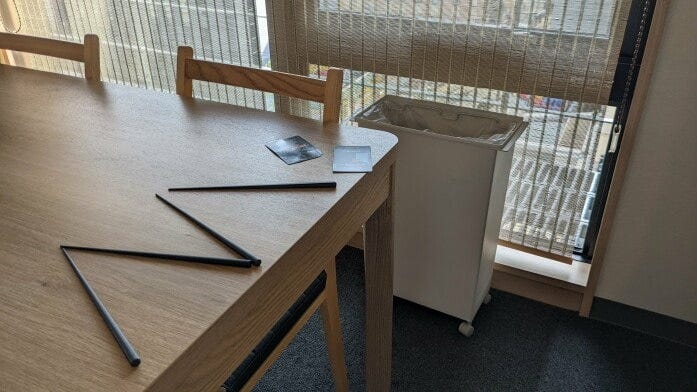 朝目覚めると……謎の文字や、明らかに不自然なゴミ箱の位置（MIMARU大阪 難波STATION）