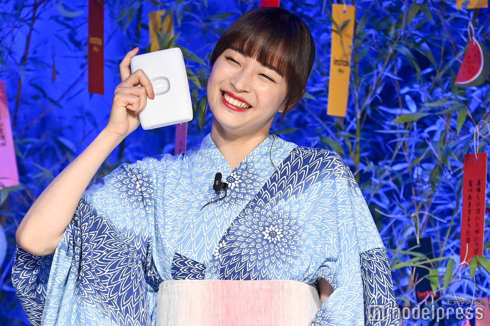 製品を持つ広瀬すず （C）モデルプレス