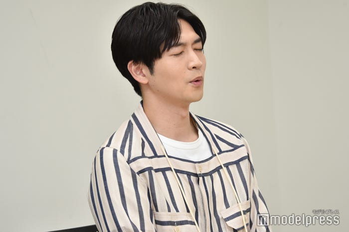 記者の質問にユーモアをまじえながら回答する松下洸平(C)モデルプレス