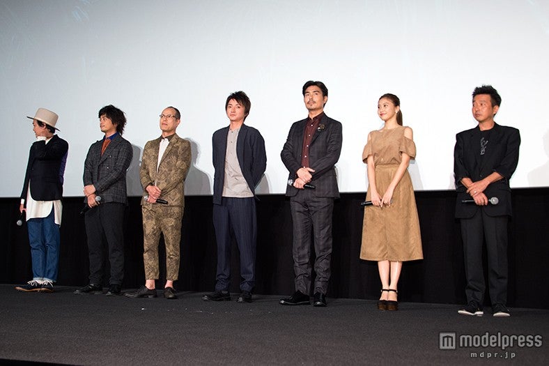 （左から）岡安章介（ななめ45°）、川村陽介、田中要次、藤原竜也、小澤征悦、佐野ひなこ、山本透監督