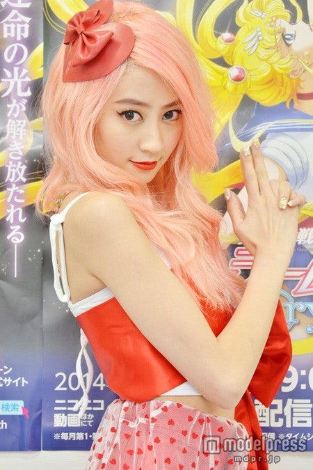 決めポーズも披露