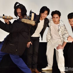 間宮祥太朗が待ちわびた男・藤原季節襲来 壇上でバナナ食す&突然の痙攣でカオス状態
