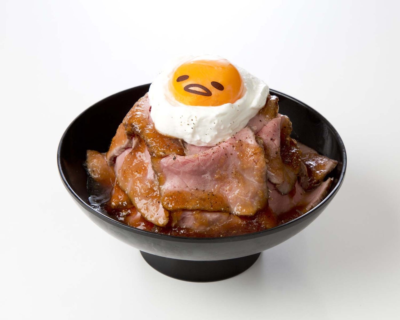 マウンテン！ローストビーフ丼1,200円（税抜）（C）2013, 2018 SANRIO CO., LTD. APPROVAL NO.S584006