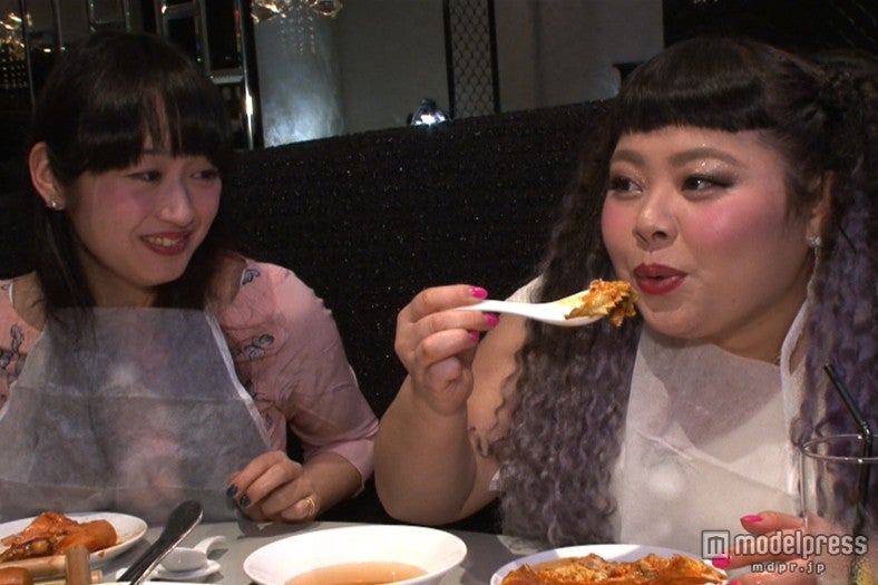 名物チリクラブを堪能する2人（C）日本テレビ