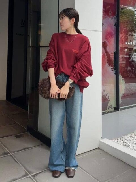 赤スウェットデニムコーデ 2025冬女性おすすめスウェットデニムコーデ