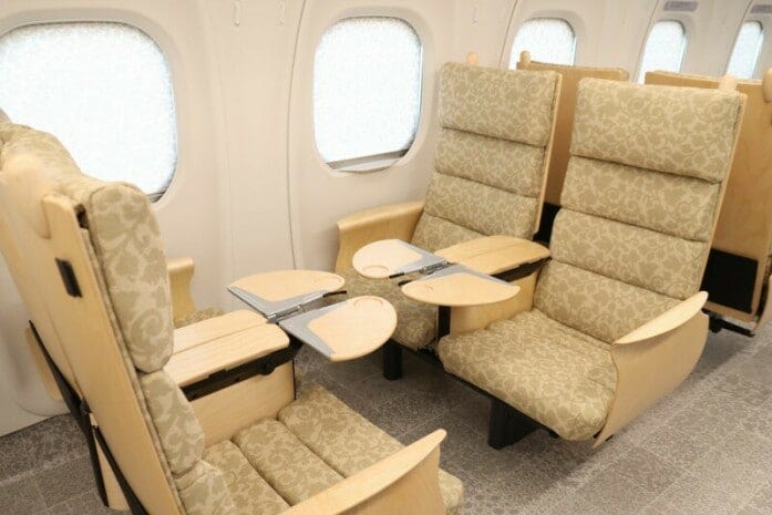 向かい合わせにしてテーブルをセットした状態