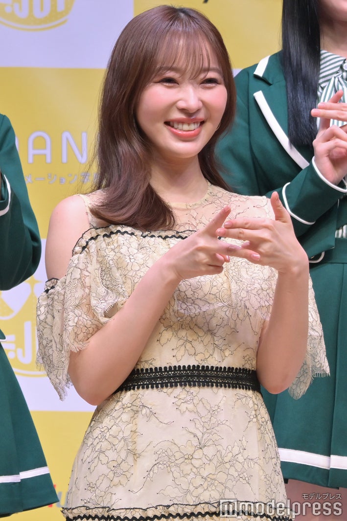 ≒JOYから“ニアジョイポーズ”を教わる指原莉乃（C）モデルプレス