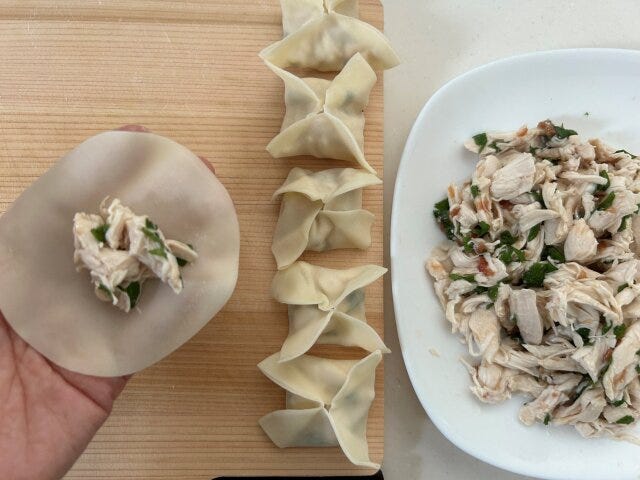 餃子のふちに水をつけて②をのせ包む。