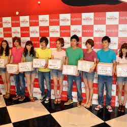 募金活動を行った出演者(左から:矢野未希子、瀬戸康史、岸本セシル、三浦翔平、大政絢、溝端淳平、佐々木希、山本裕典、田中美保、大東俊介、佐藤ありさ、五十嵐隼士)