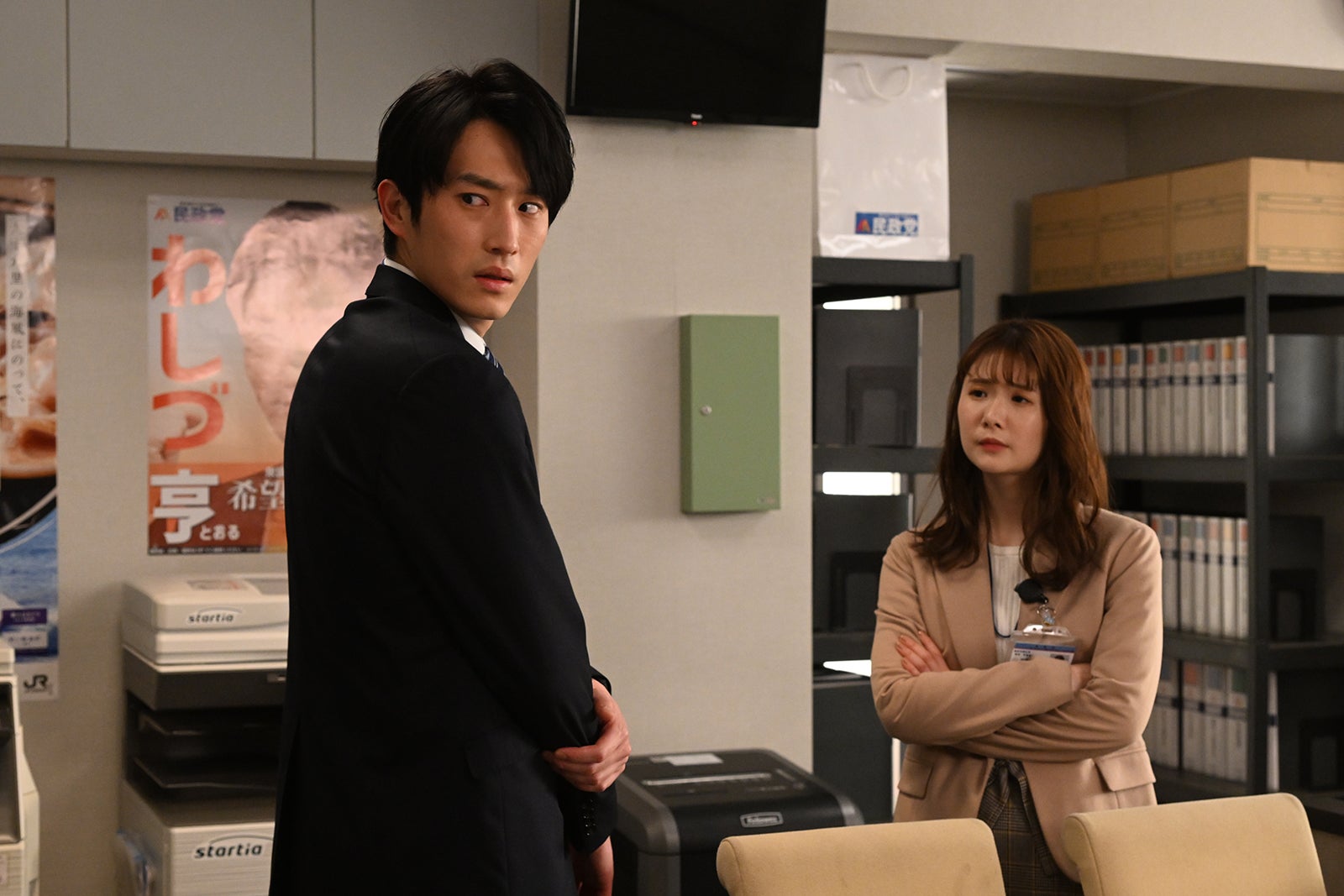 杉野遥亮、小野花梨 「罠の戦争」第8話より（C）カンテレ