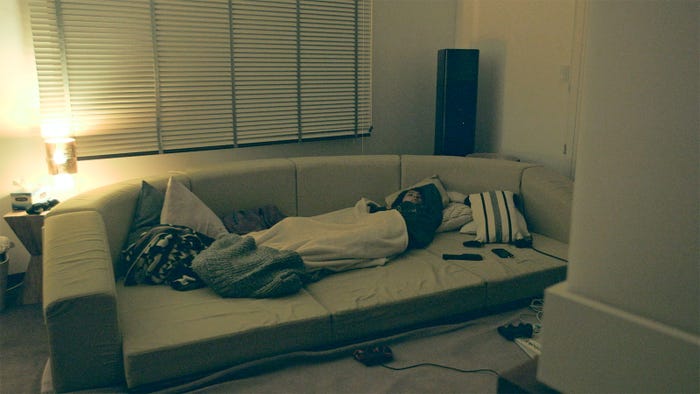 プレイルームで寝るまや「TERRACE HOUSE OPENING NEW DOORS」43rd WEEK(C)フジテレビ/イースト・エンタテインメント