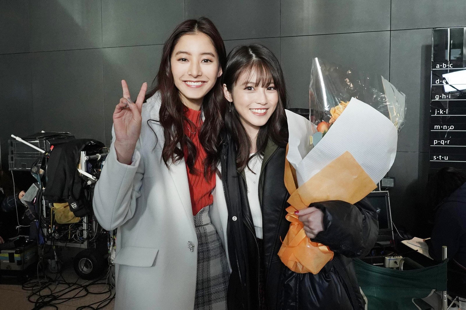 月9ドラマ『SUITS／スーツ』のクランクアップを迎えた新木優子、今田美桜（C）フジテレビ