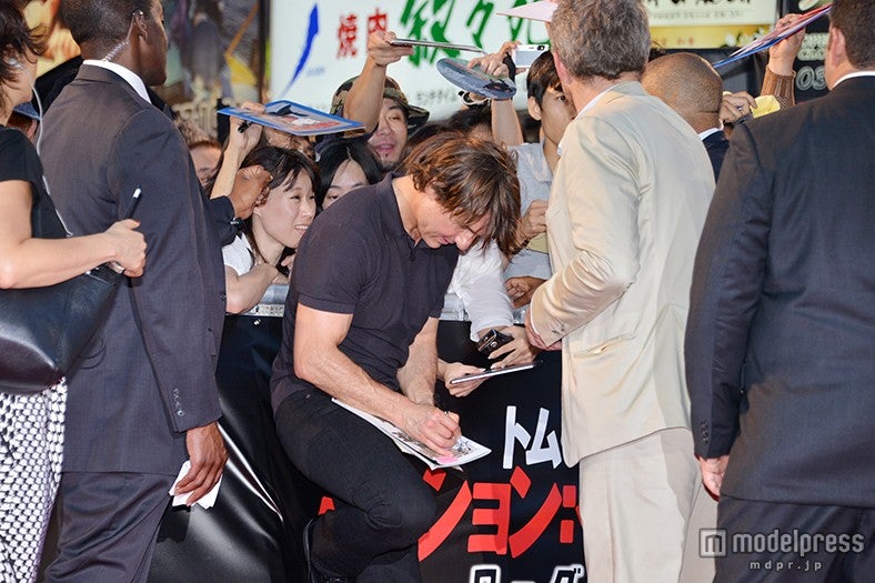 ファンの声に応じるトム・クルーズ