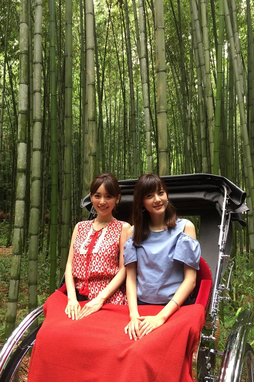 人力車に乗って京都観光を楽しむ（左から）泉里香、佐藤ありさ／画像提供：TBS