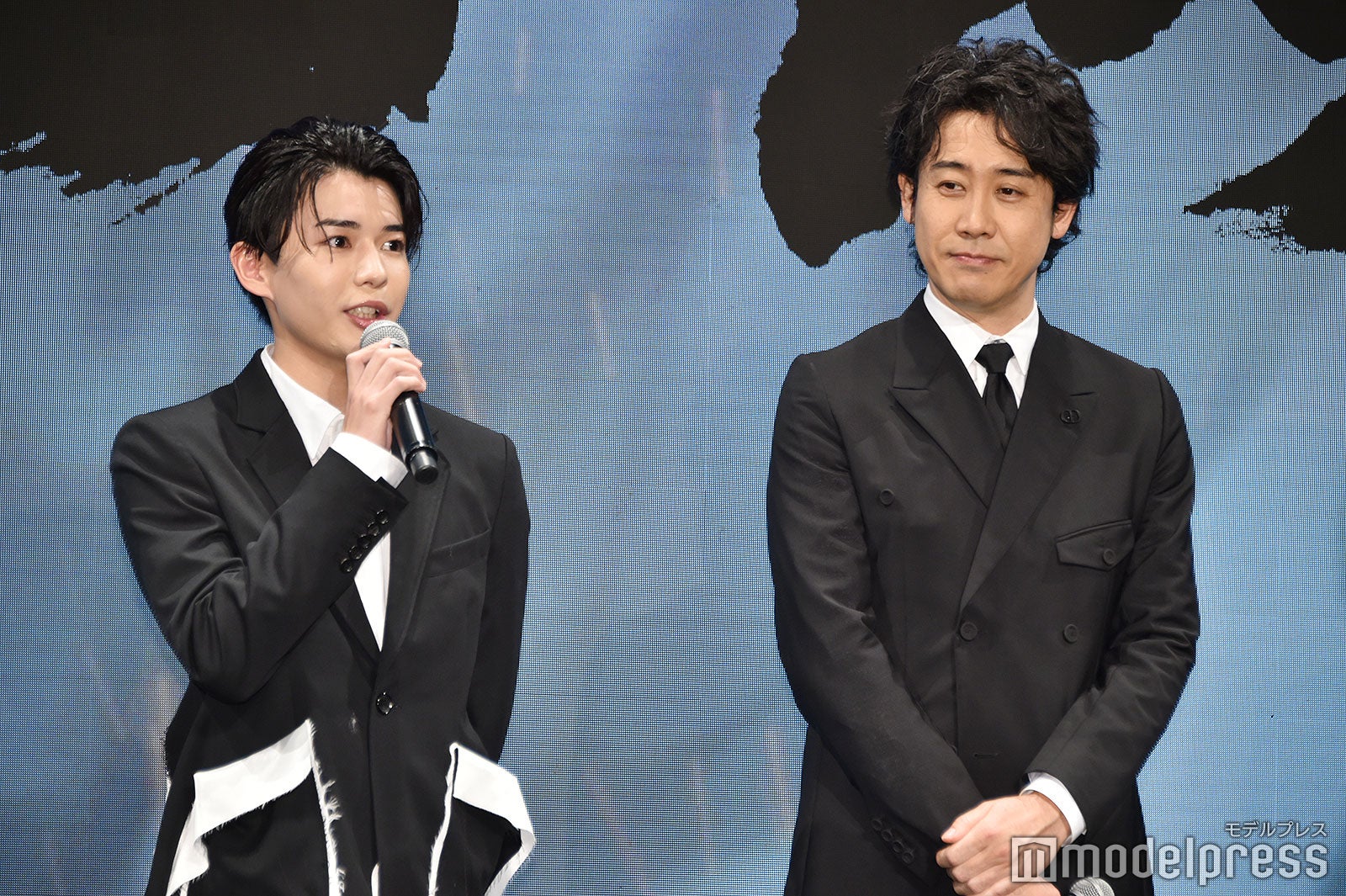 長尾謙杜のアクションを絶賛した大泉洋（C）モデルプレス