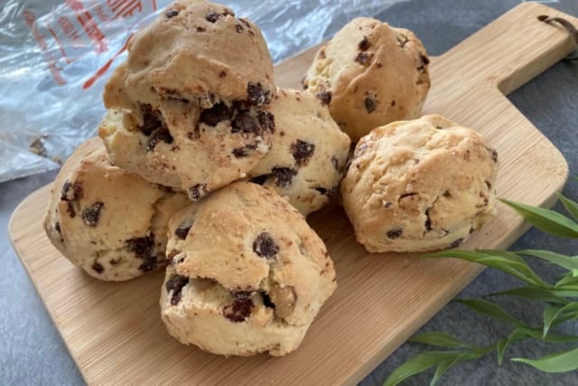 ボードに並べた成城石井のチョコと胡桃のスコーン