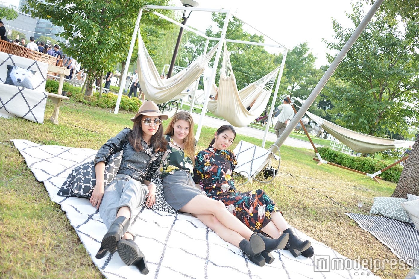 音楽&ファッションを満喫しながらくつろぐ /モデル:中村実生、Alina、大平真緒(C)モデルプレス