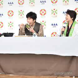 吉村美栄子県知事の横で食べ続けている田中圭（C）モデルプレス