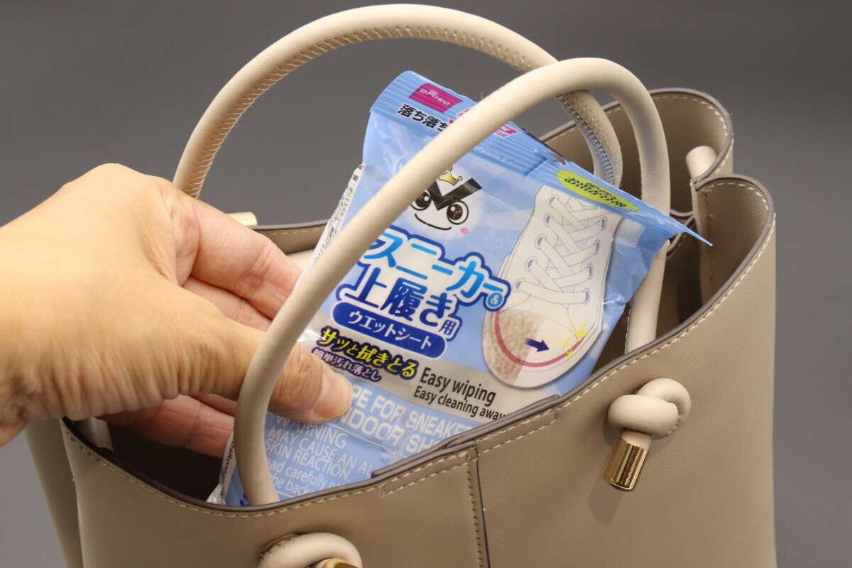 ベージュのハンドバッグにスニーカー&上履きウェットシートを入れている ベージュのハンドバッグにスニーカー&上履きウェットシートを入れている