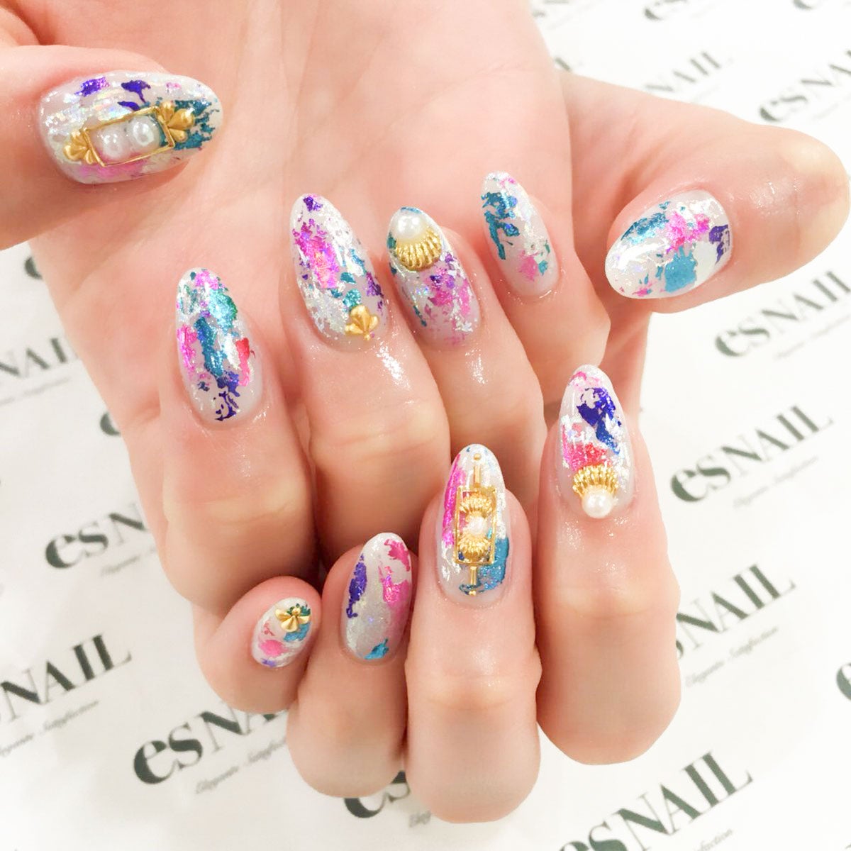 カラーホイルで気分を上げて／画像提供：esNAIL