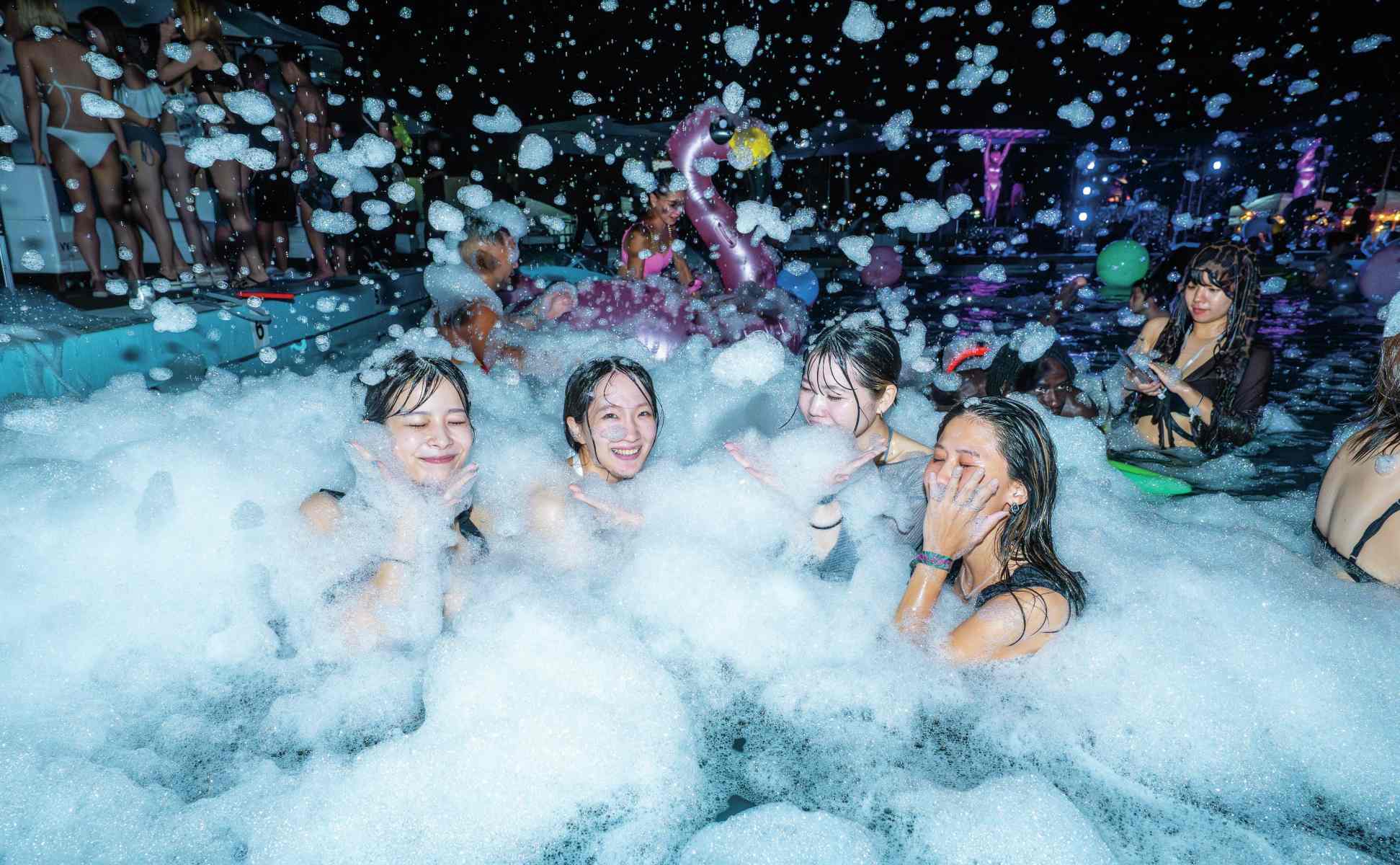 【一日中楽しめる！】プール×音楽のフェスが開催！ 写真映え抜群のナイトプールもあるで♡