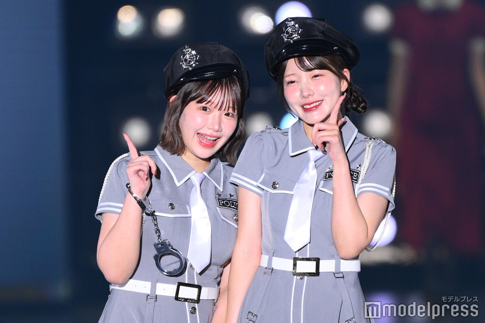きりまる＆えみ姉、肌見せポリス衣装で仲良く登場【関コレ2025A/W】
