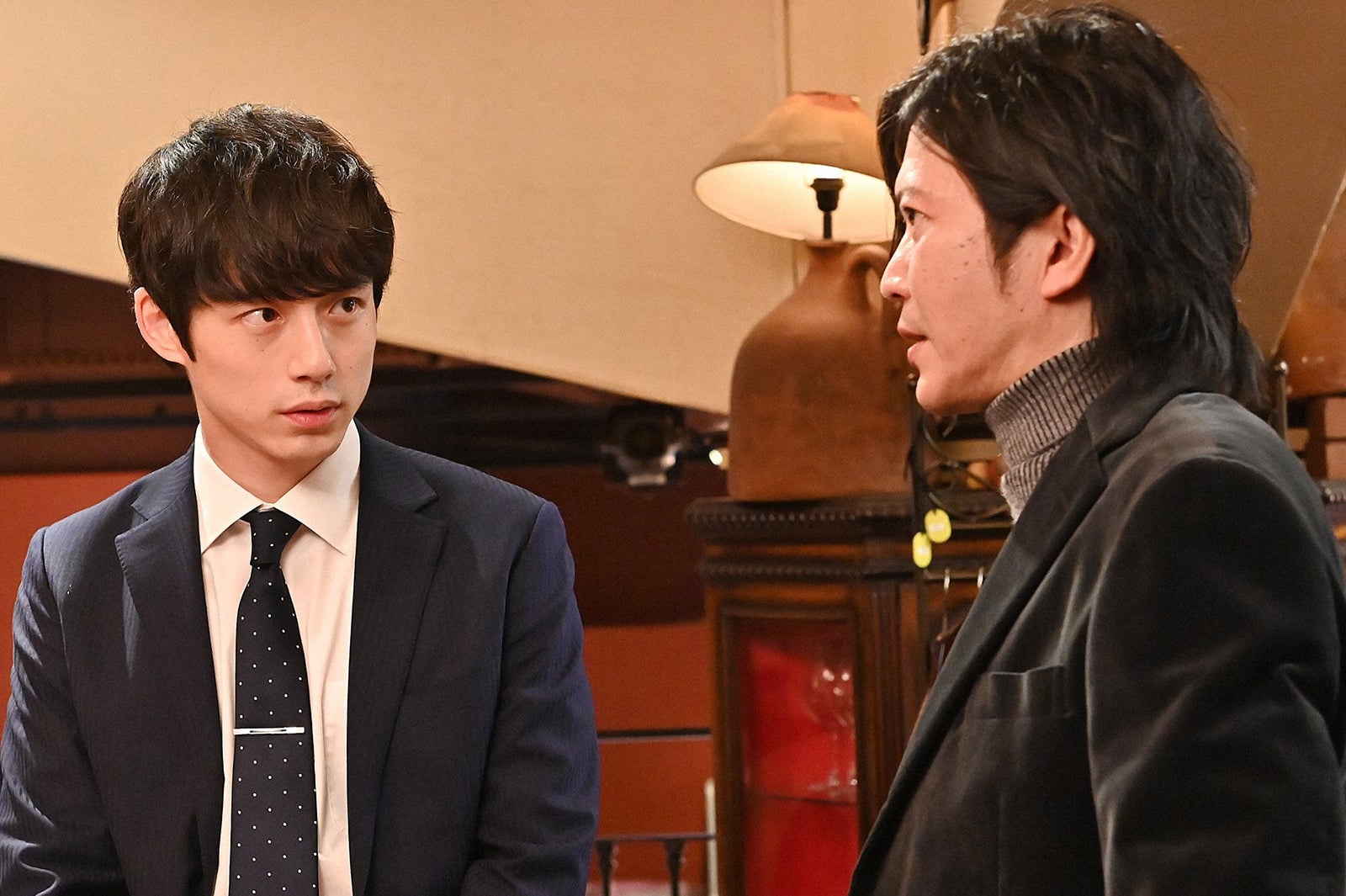 坂口健太郎、田辺誠一／「婚姻届に判を捺しただけですが」第8話より（C）TBS