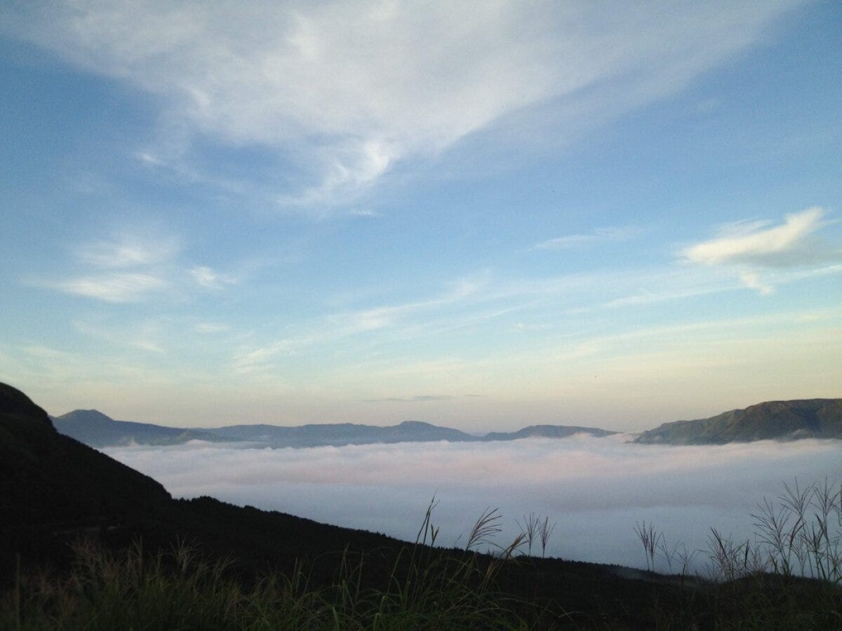 雲海が広がる山並みと朝焼けの空の風景