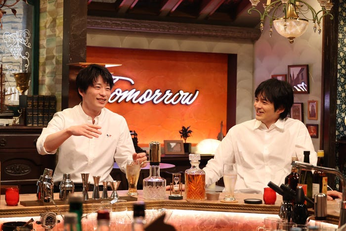 (左から)田中圭、林遣都 (C)フジテレビ