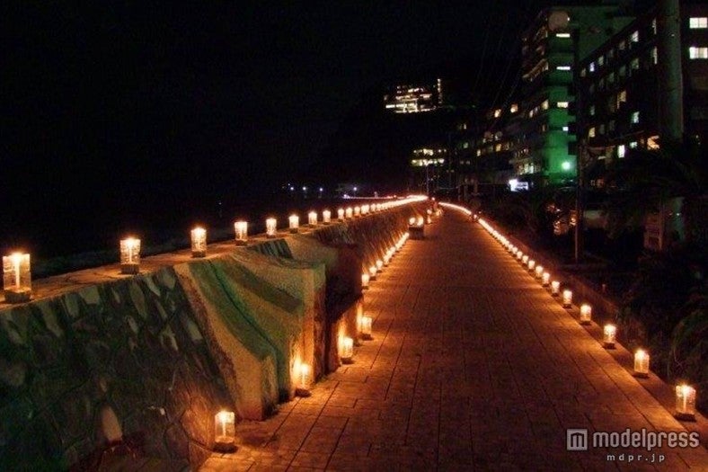 手作りのキャンドルが海岸沿いを照らす「熱川温泉キャンドルナイト」