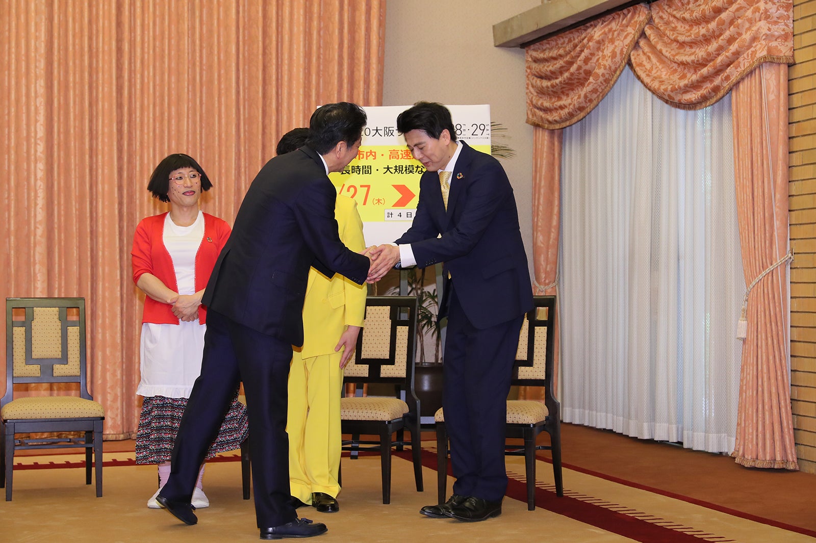 安倍晋三首相と佐竹正史が握手 （提供写真）