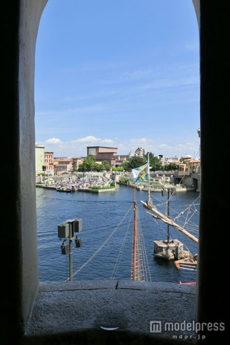 唯一の窓から見える景色。小さな窓でカップルは肩を寄せ合えます。